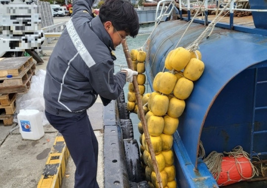 22.12.6완도해경, 완도항에 부주의로 기름 유출한 어선 적발.jpg