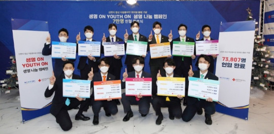 지난_8일_경기도_수원_위아원_카페에서_열린_위아원_헌혈_캠페인_종료식에서_위아원_대표와_12지부장들이_기념_촬영을 하고 있다..JPG