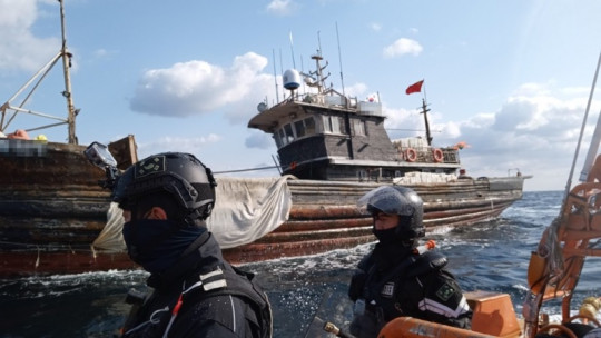 군산해경 3013함에서 중국어선 검문검색을 위해 접근중에 있다..jpg