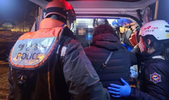 14일 부안해경이 뇌출혈 의심환자를 119에 인계하고 있다..jpg