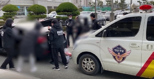 차량을 수색하고 있는 목포해경(2).jpg