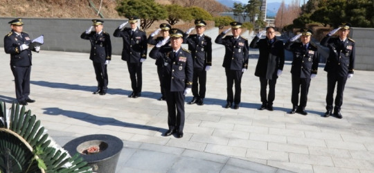 여수해경, 23년 새해 충혼탑 참배(2).JPG