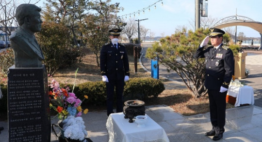 이종욱 목포해양경찰서장이 2일 오전 목포 노을공원에서 故 박경.jpg