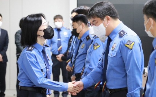 2일 고유미 부안해경서장이 신년덕담과 새해인사를 하고 있다.2.JPG