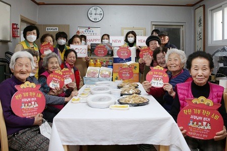 지난_30일_물품전달과_식사대접을_받은_경로단_어르신들이_즐거운_표정으로_기념사진을_찍고_있다.jpg