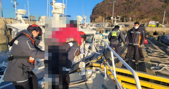 3일 부안해경이 거동이 불가능한 응급환자를 긴급이송하고 있다..jpg