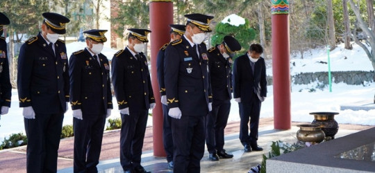 (자료사진 3) 이철우 군산해양경찰서장을 비롯한 각 과장이 참석해 헌화 및 분향 등으로 숭고한 희생정신을 기렸다..jpg