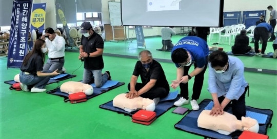 목포해경 민간해양구조대가 심폐소생술 교육을 받고 있다.jpg.ih.jpg