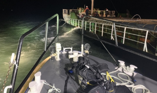 23.1.12완도해경, 횡간도 인근 침수선박 신고 접수 후 총력 대응(1보).jpg