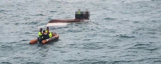 여수해경이 전복선박에 접근중이다..jpg