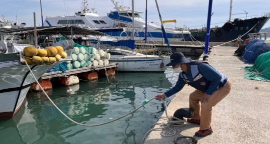 연안안전지킴이가 어선의 안전상태를 점검하고 있다.jpg