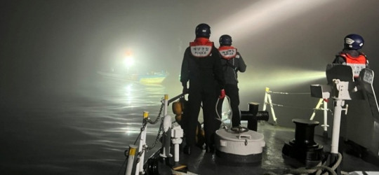 230310 목포해경, 이 해무 속 방향상실 어선을 안전관리하고 있다.jpg