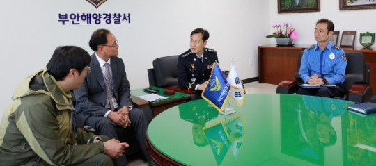 10일 부안해양경찰서와 변산반도국립공원 사무소가 업무 협의를 하고 있다..JPG