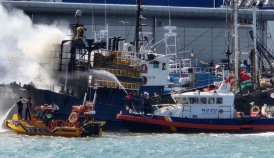 230316 목포해경, 북항부두 정박 어선 화재 진화... 인명피해 없어 - 1 (1).jpg