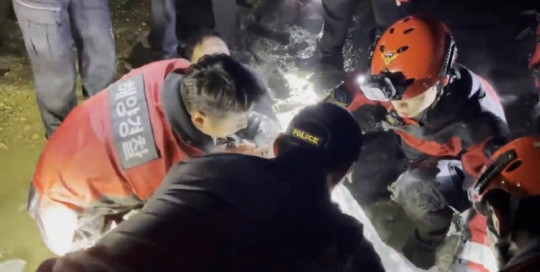 230321 태안해경_ 당암포구 인근 야간 갯벌체험 고립자 구조-1.jpg