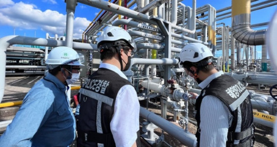 여수해경이 유해액체물질 저장시설 등을 점검하고 있다(1).jpeg