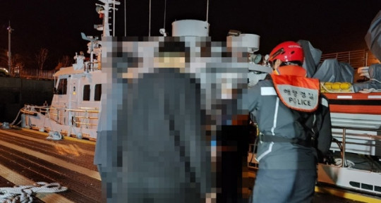 13일 부안해양경찰서가 새벽시간 위도에서 발생한 응급환자를 격포항으로 이송해 119에 인계하고 있다. 2.jpg