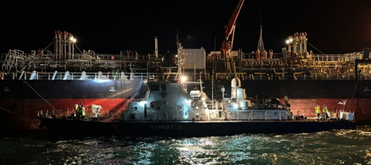 해양경찰이 사고선박에 계류중이다.jpg