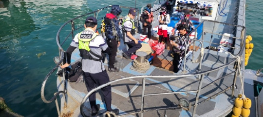 목포해경이 불법 낚시어선업 등의 행위를 저지른 A호를 단속하고 있다..jpg