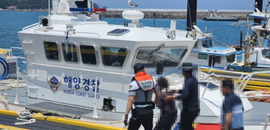 12일 부안해양경찰서가 손목 골절 응급환자를 이송하고 있다.1.jpg