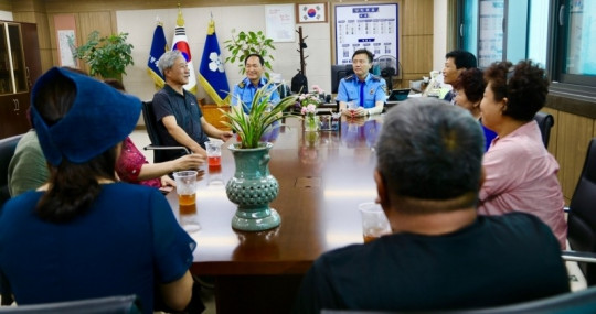 서장실에서 대화를 하고있는 사진.jpg