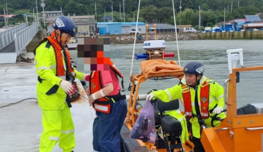 목포해경이 응급환자를 이송하고 있다..jpg