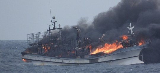 화재 진압을 위해 경비함정에서 접근하고 있다(2).JPG