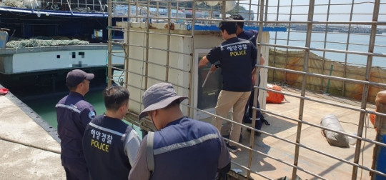 목포해경이 선박 복원성을 확인하고 있다 1.jpg