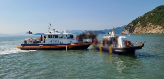 승선원 안전상태를 확인하는 해양경찰.jpg