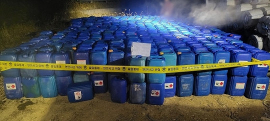 무기산을 압수한 해양경찰.jpg