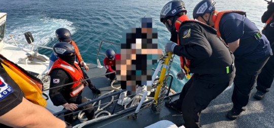 목포해경이 구조된 선원들을 이송하고 있다2.jpg