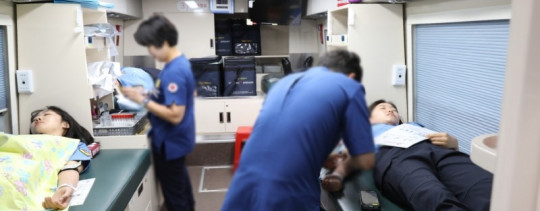 헌혈 중인 여수해경.JPG