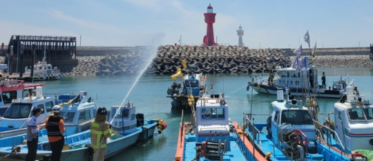 부안해경-고창소방서 합동 화재 선박 대응 훈련을 실시 하고 있다.jpg