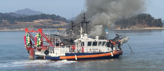 화재선박을 진압하는.jpg