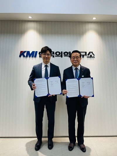 HWPL_강태호_사무총장과_KMI_수원센터_김상묵_센터장이_협약서를_들고_있다.jpg