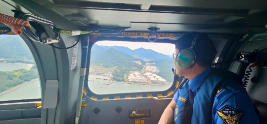 김기용 여수해경서장이 헬기에 탑승해 관할해역을 항공순찰중인 사진.jpg