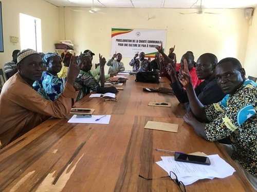 사진 1. 말리 요로소 시의원들이 결의안 채택을 논의하고 있다.jpeg