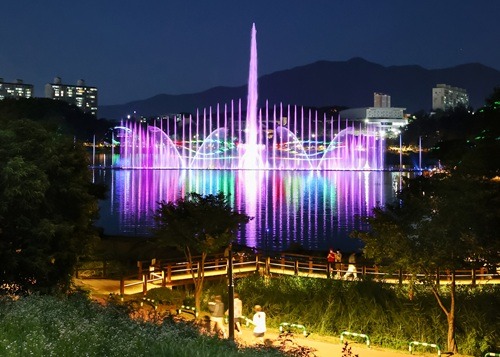 250723 충주 호암지에 대형 음악분수 7월 22일 첫가동(분수대 전경)3.jpg