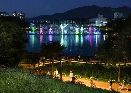 250723 충주 호암지에 대형 음악분수 7월 22일 첫가동(분수대 전경)2.jpg