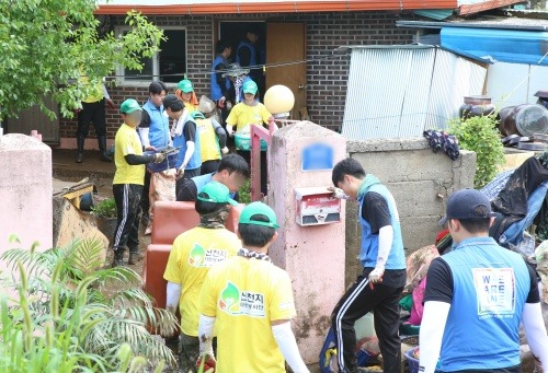 4_신천지자원봉사단_강원지역연합회와_위아원이_22일_가평군_조종면_대보리_일대에서_수해복구_봉사를_진행하고_있다_.JPG