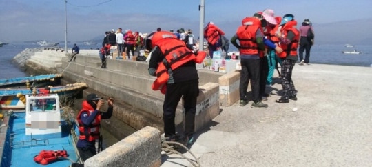 어민들 스스로 구명조끼를 착용하고 승선하는 사진.jpg