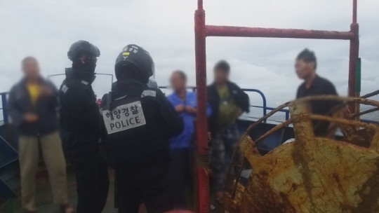 (자료사진 1) 군산해양경찰서 소속 대형경비함정인 3013함에서 16일 중국어선에 등선해 서류에 등록된 선원과 실제 선원이 일치하는지 ~.jpg