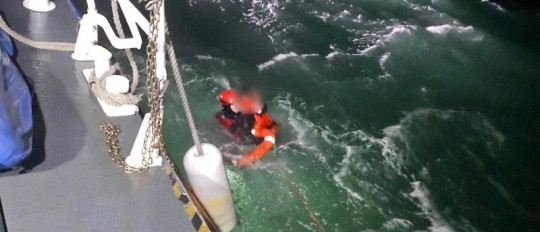 물에 빠져 표류 중인 승선원을 직접 입수하여 구조활동중인 해양경찰구조대.jpg