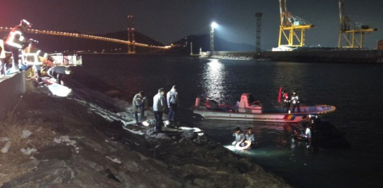 광양항 해양공원 인근 차량 해상 추락자를 구조중인 장면(2).jpg