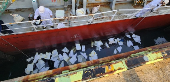 여수해경이 사포1부두 오염물질 유출현장.jpg