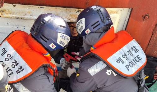 부안해경, 한겨울 바다 위 _시동 꺼진 어선_살렸다...배터리 점프 지원으로 안전 확보2 .jpg