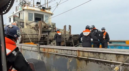 (속 검문검색차 저인망 어선에 승선하는 장면.jpg