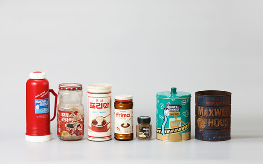 사진 2. 동서식품 제조 커피 용기 및 관련 물품.jpg