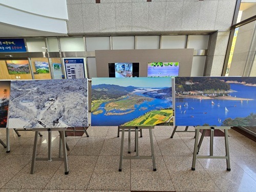 250609 아름다운 충주 이광주 사진전 개최(시청 로비에 진열된 사진들)2 (1).jpg