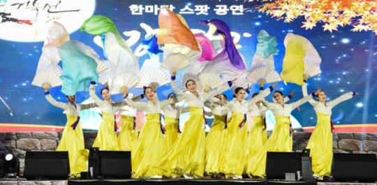 지난 1일 여수 종포해양공원에서 YF엔터테인먼트 주관으로 플래니더스 광장 예술단이 한마당 스팟 공연을 선보이고 있다.12.jpg